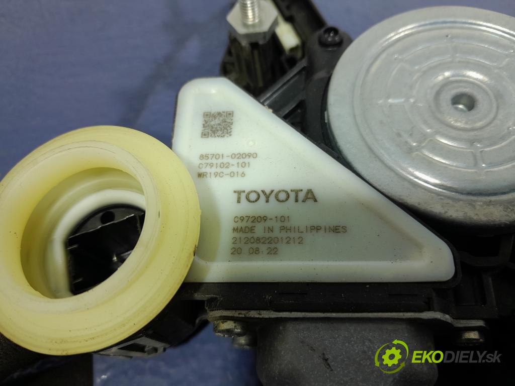 Toyota Corolla 2022 mechanismus stahování Sklenka: před Levý: 69820-02804-A