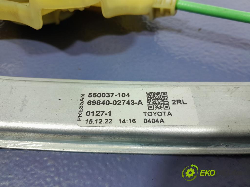 Toyota Corolla 2022 mechanismus stahování Sklenka: Zad: Levý: 69840-02743-A