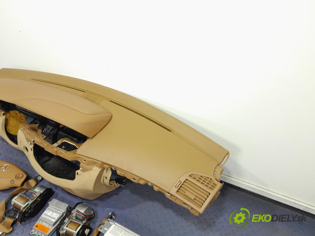 Mercedes S-klasa 2007 kokpit,pristrojová doska 01