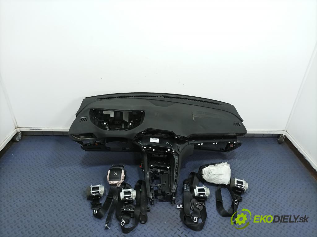 Peugeot 5008 2018 kokpit,pristrojová doska 01