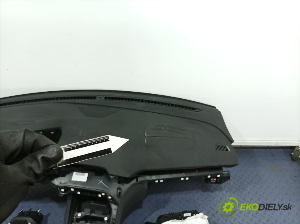 Peugeot 5008 2018 kokpit,pristrojová doska 01