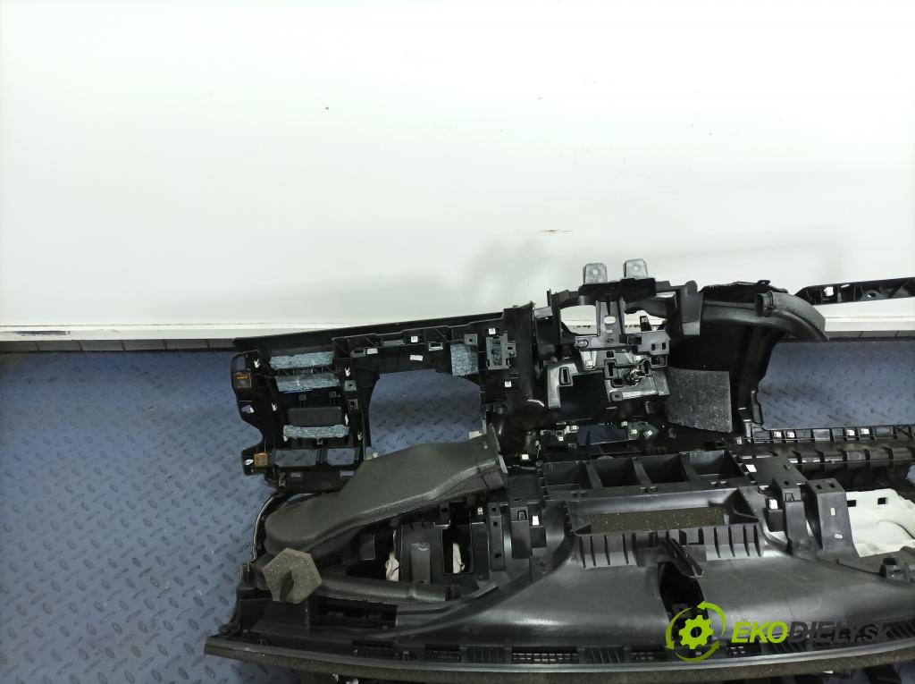 Peugeot 5008 2018 kokpit,pristrojová doska 01