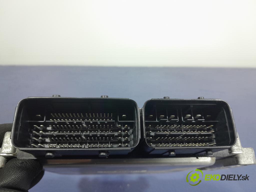 Peugeot 5008 2018 řídící jednotka Motor: 9825576480