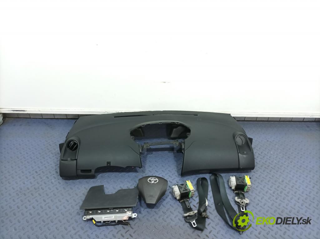 Toyota Yaris 2006 kokpit,pristrojová doska 01