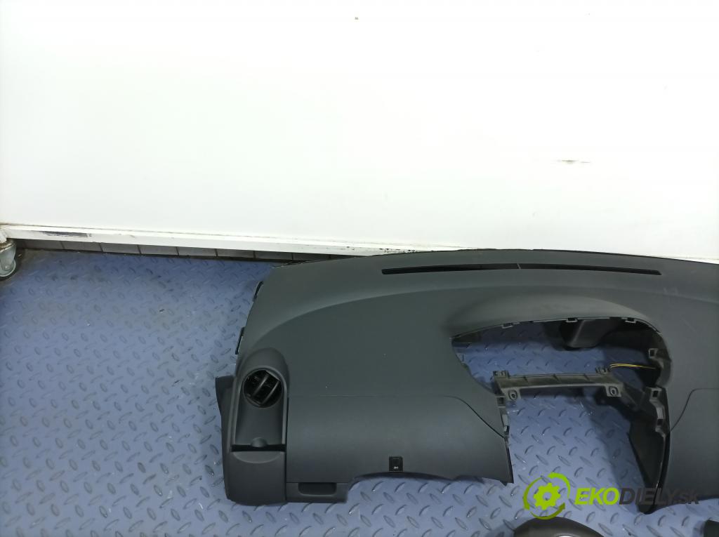 Toyota Yaris 2006 kokpit,pristrojová doska 01
