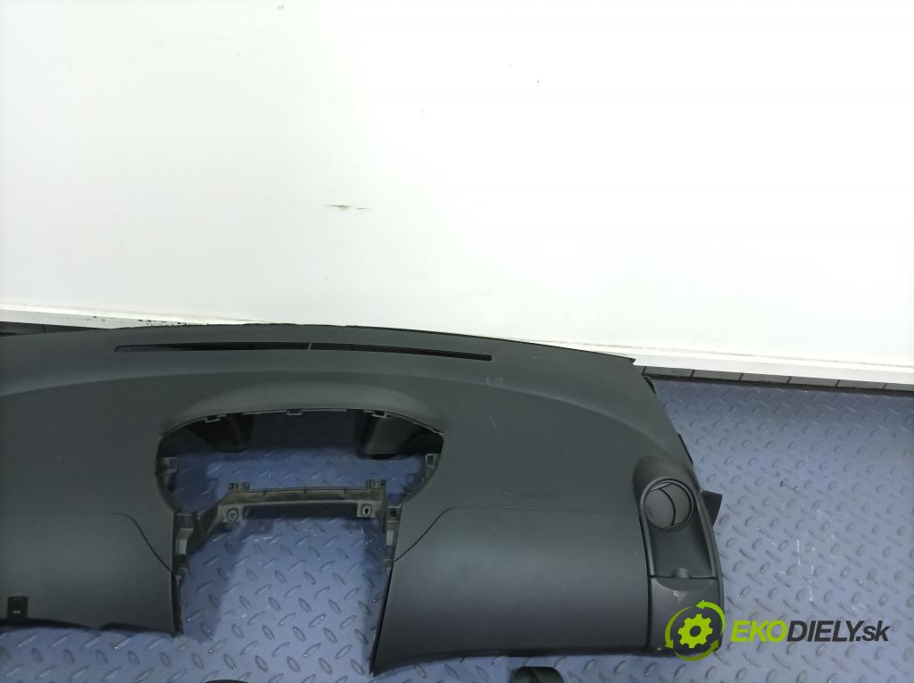 Toyota Yaris 2006 kokpit,pristrojová doska 01