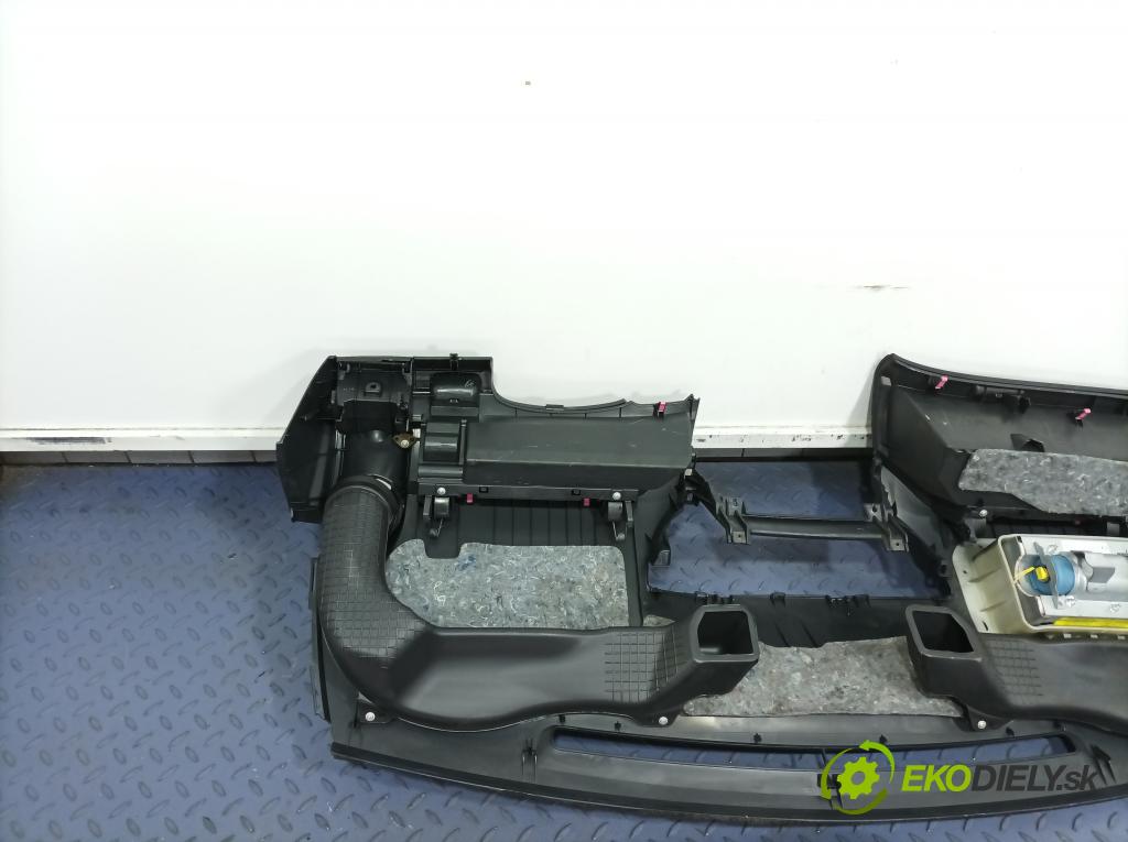 Toyota Yaris 2006 kokpit,pristrojová doska 01