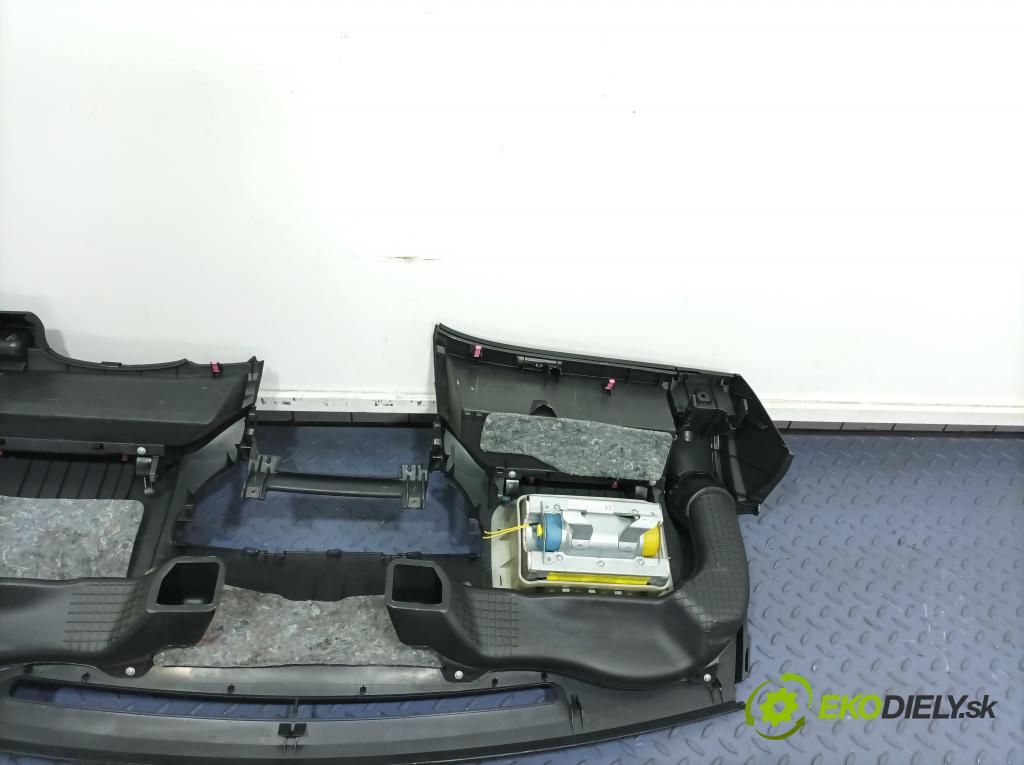 Toyota Yaris 2006 kokpit,pristrojová doska 01