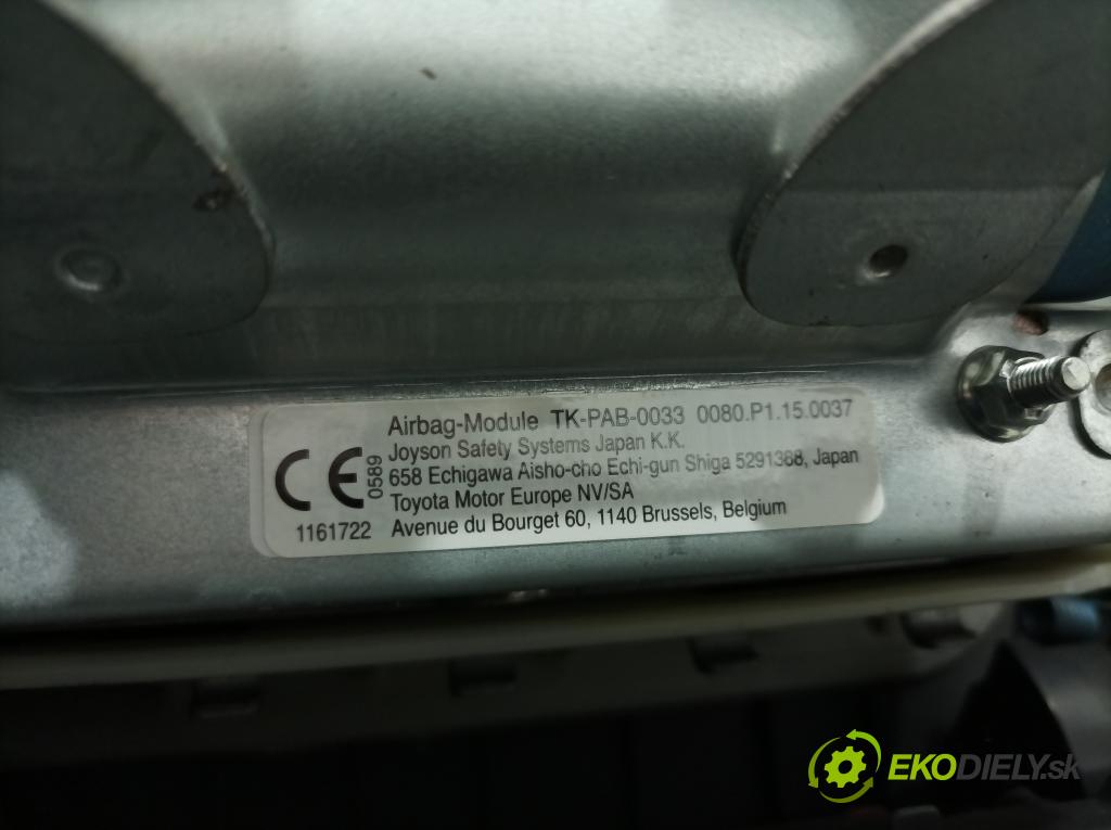 Toyota Yaris 2006 kokpit,pristrojová doska 01