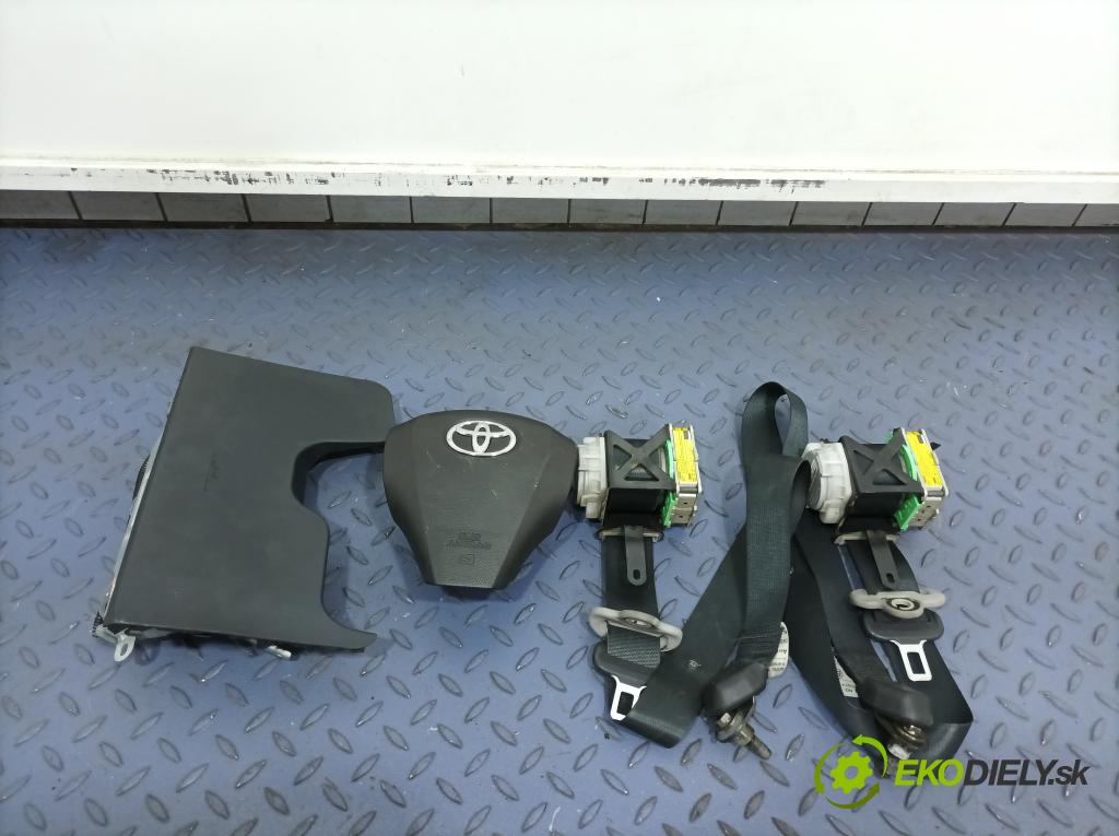 Toyota Yaris 2006 kokpit,pristrojová doska 01