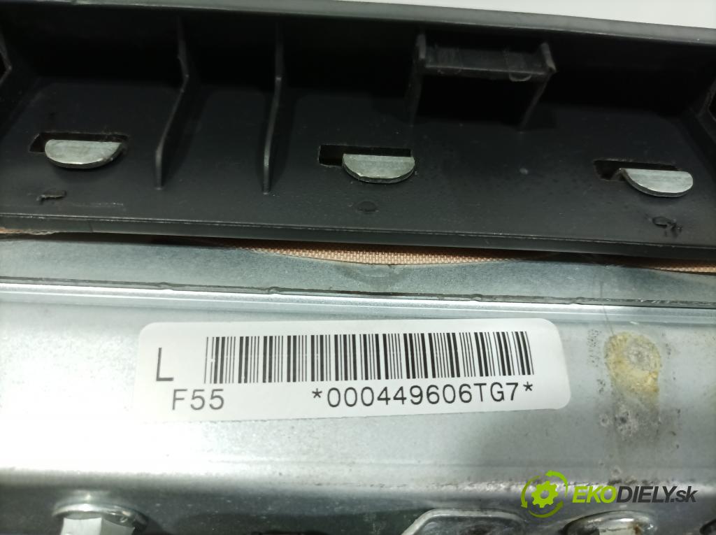 Toyota Yaris 2006 kokpit,pristrojová doska 01