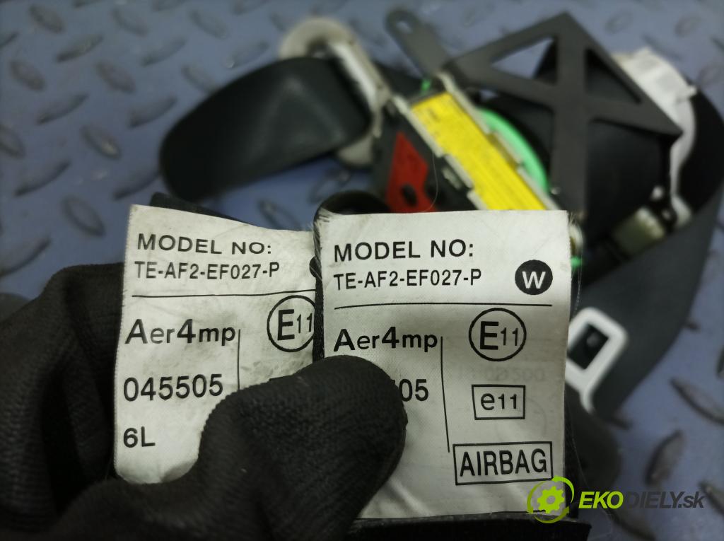 Toyota Yaris 2006 kokpit,pristrojová doska 01