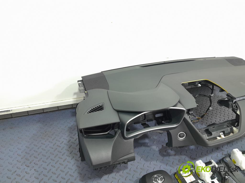 Toyota Corolla 2023 kokpit,pristrojová doska 01