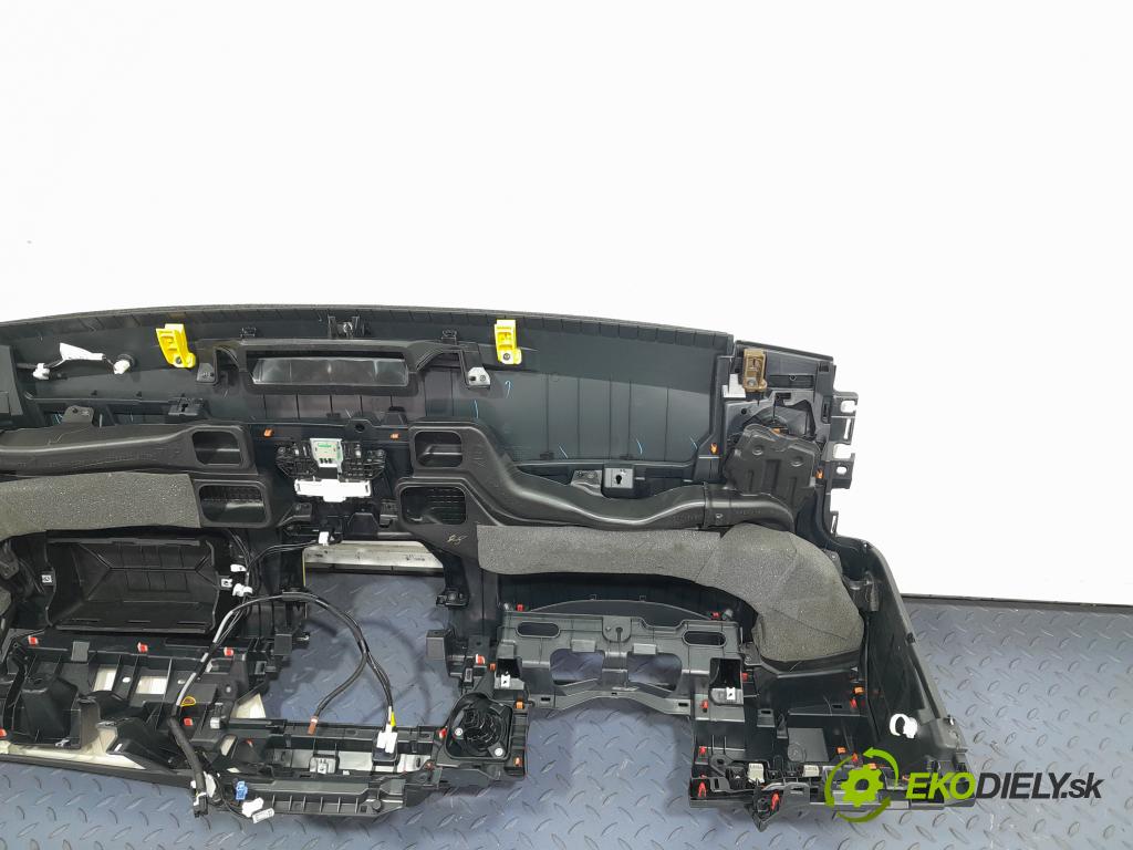 Toyota Corolla 2023 kokpit,pristrojová doska 01