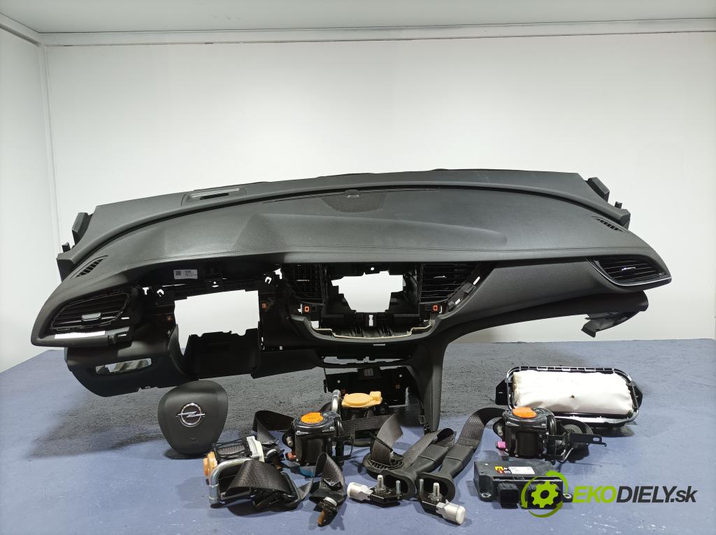 Opel Insignia 2018 kokpit,pristrojová doska 01