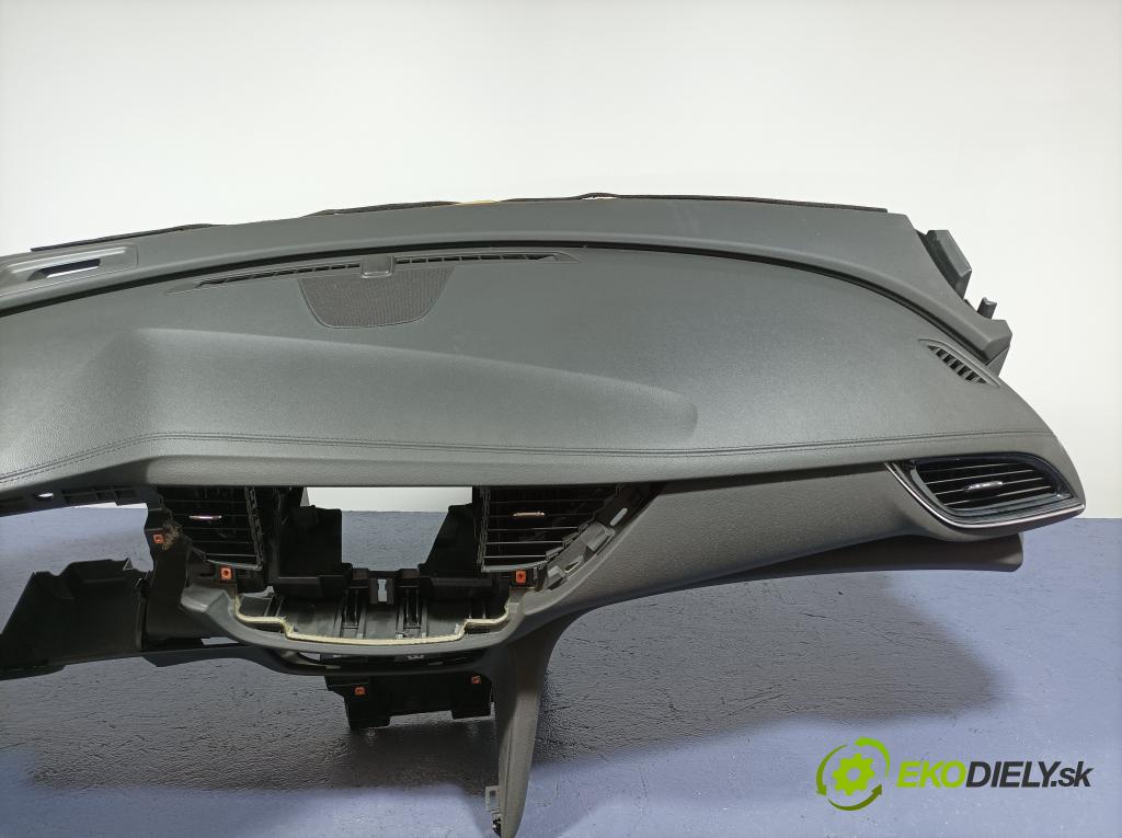 Opel Insignia 2018 kokpit,pristrojová doska 01