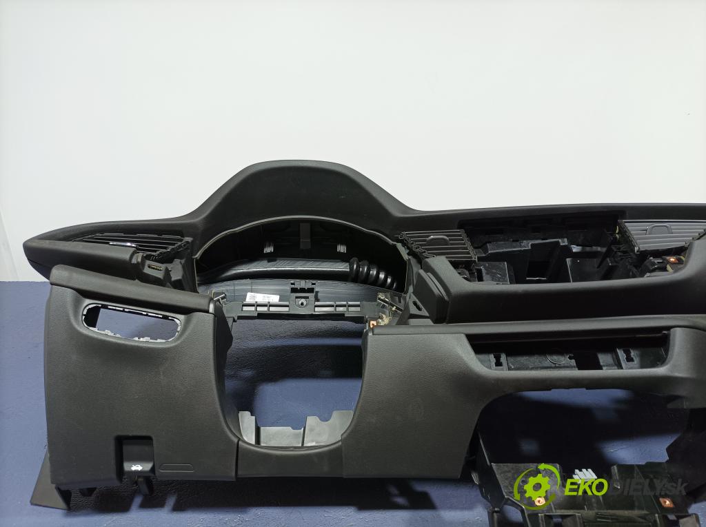 Opel Insignia 2018 kokpit,pristrojová doska 01