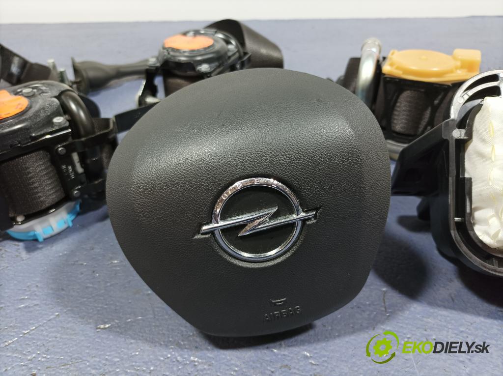 Opel Insignia 2018 kokpit,pristrojová doska 01