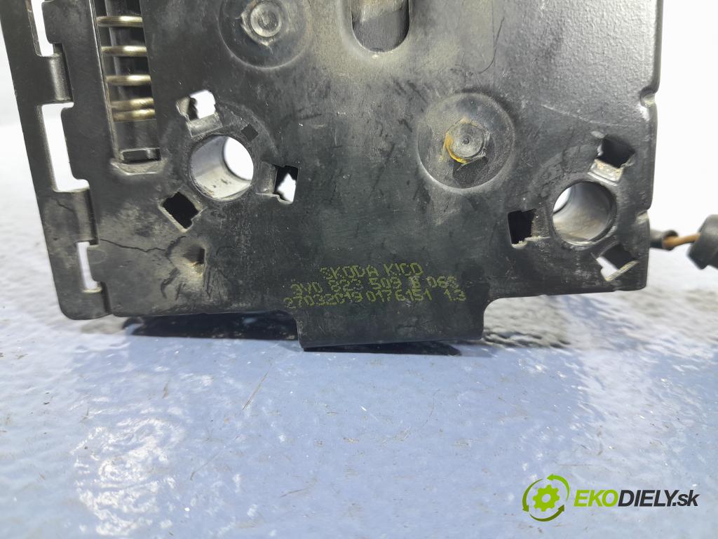 Skoda Superb 2019 zámek masky: 3V0823509B