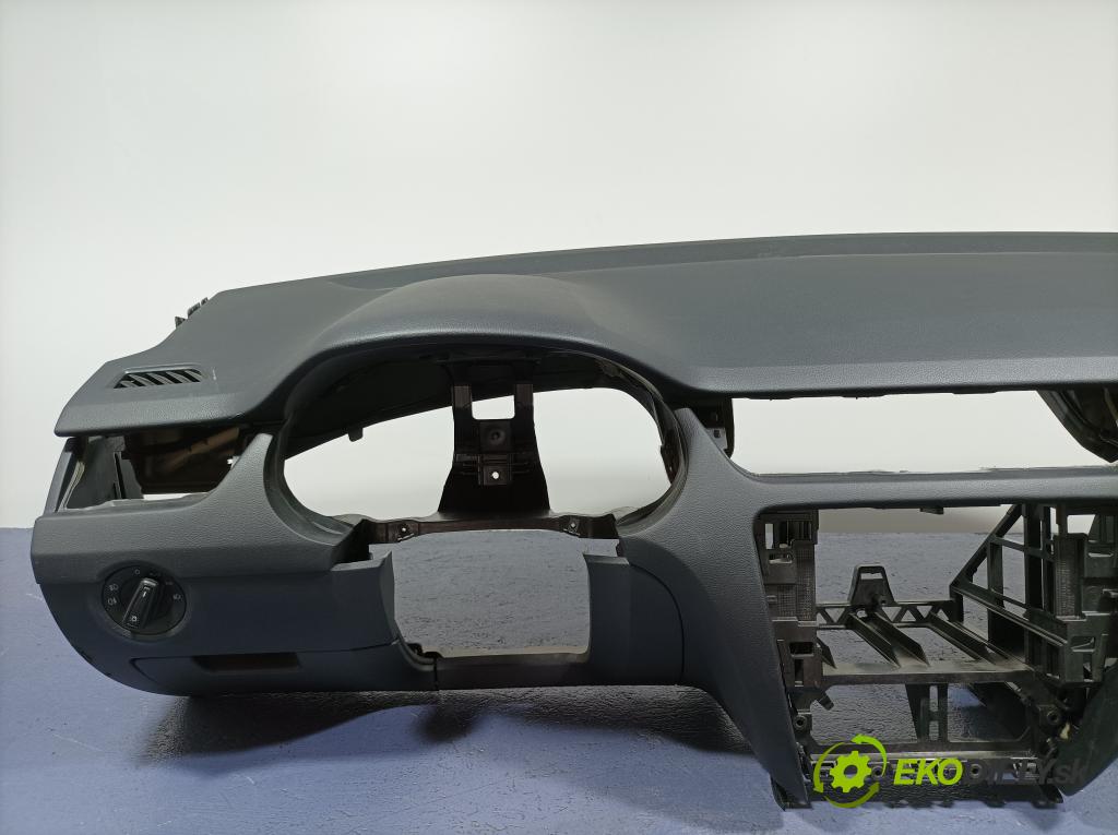Skoda Octavia 2016 kokpit,pristrojová doska 01