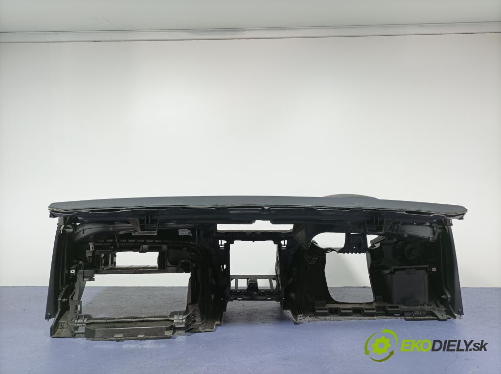 Skoda Octavia 2016 kokpit,pristrojová doska 01
