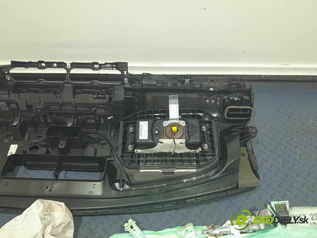 Mercedes Gle 2019 kokpit,pristrojová doska 01