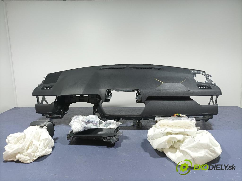 Toyota Rav-4 2020 kokpit,pristrojová doska 01