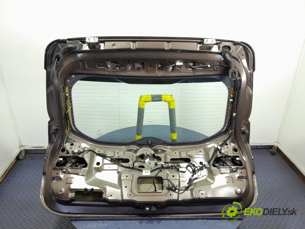 Nissan Qashqai 2019 zadní dveře kufra: kufr 01