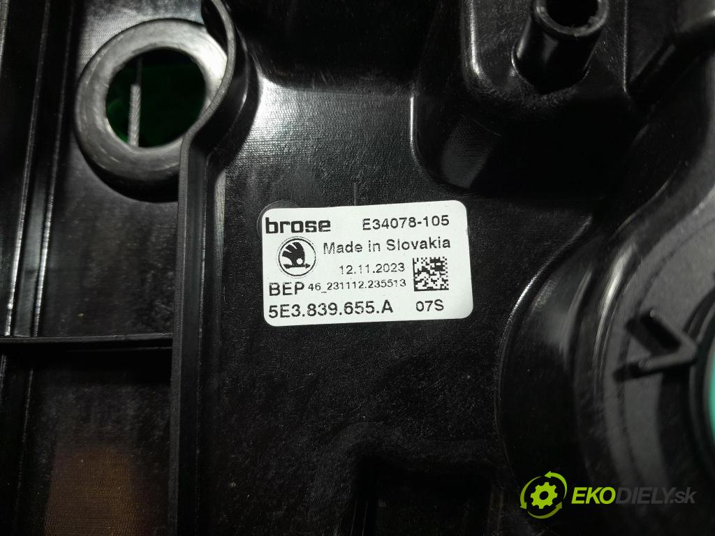 Skoda Octavia 2023 mechanismus stahování Sklenka: Zad: Levý: 5E3839655A