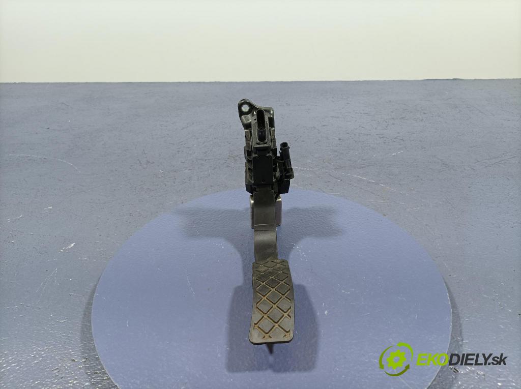 Audi A8 2019 pedal Plyn: 4N1723523