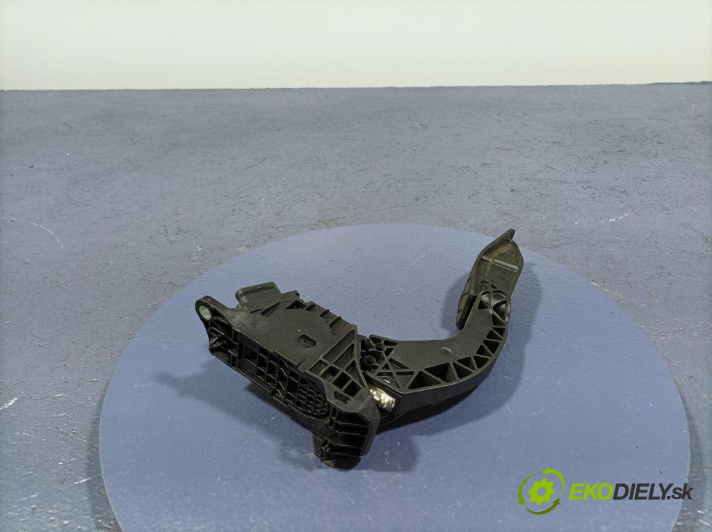 Audi A8 2019 pedal Plyn: 4N1723523