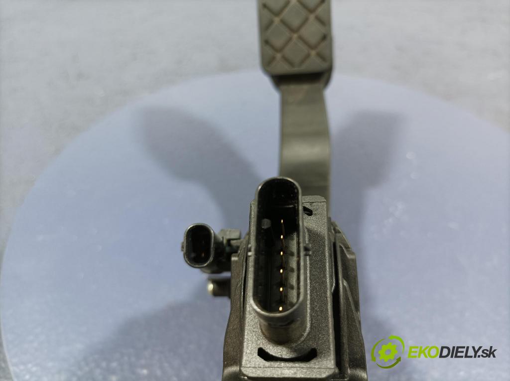 Audi A8 2019 pedal Plyn: 4N1723523