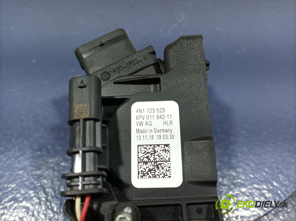 Audi A8 2019 pedal Plyn: 4N1723523