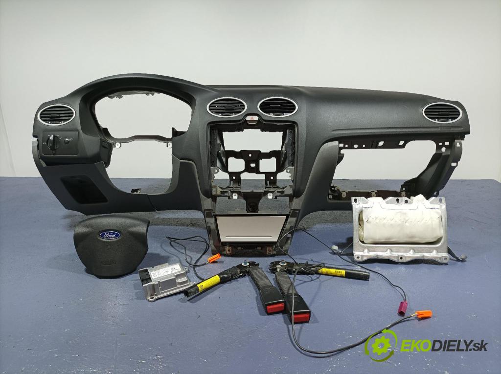Ford Focus 2011 kokpit,přistrojova deska 01