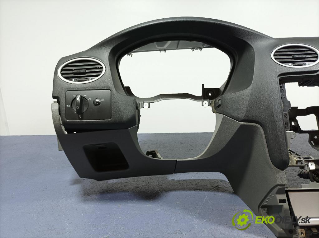 Ford Focus 2011 kokpit,přistrojova deska 01