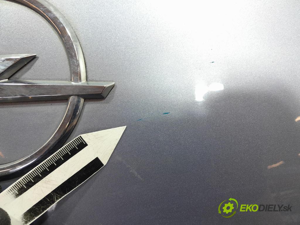 Opel Astra 2011 zadna dveře kufra: kufra: 01