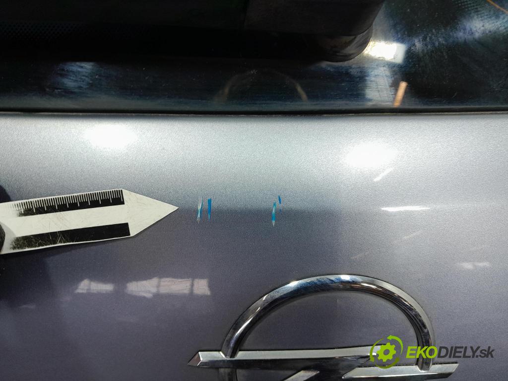 Opel Astra 2011 zadna dveře kufra: kufra: 01