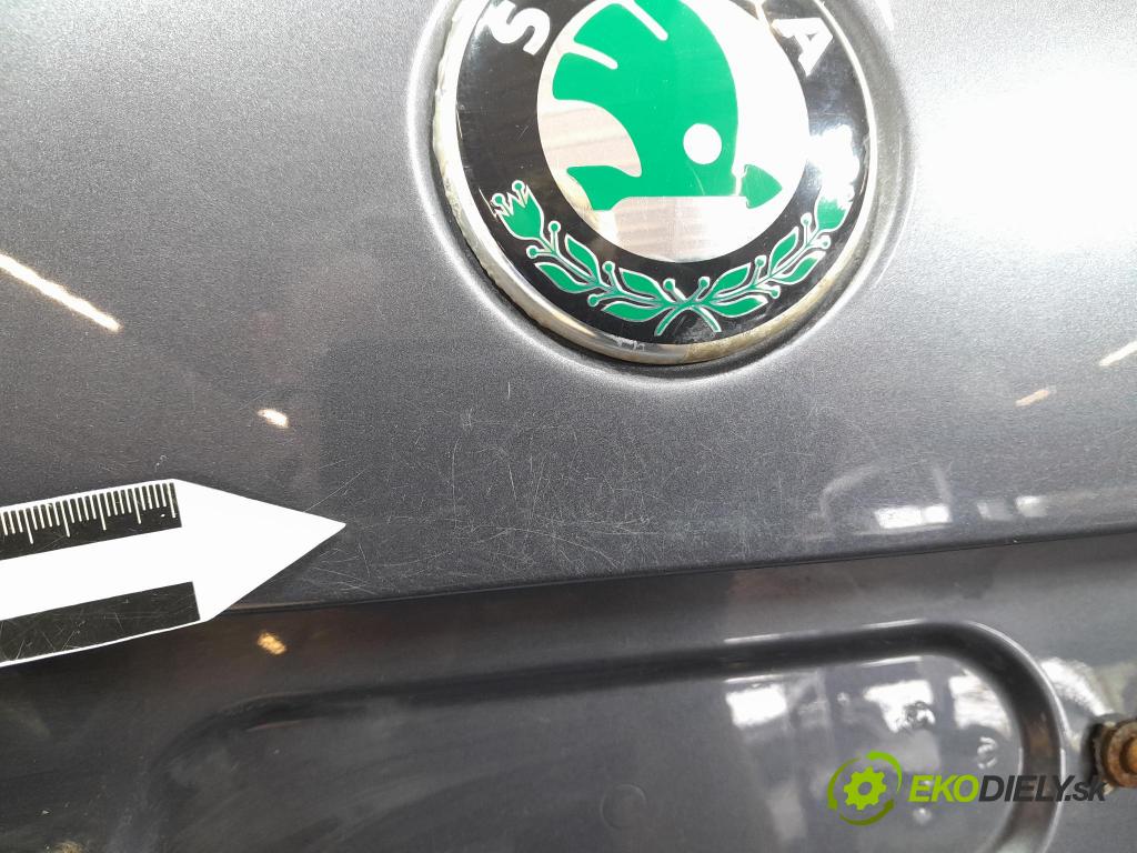 Skoda Octavia 2011 zadna dveře kufra: kufra: 01