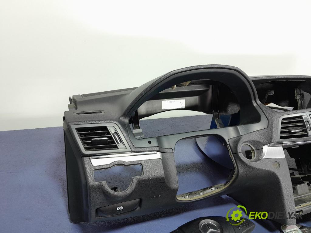 Mercedes E-klasa 2009 kokpit,přistrojova deska 01