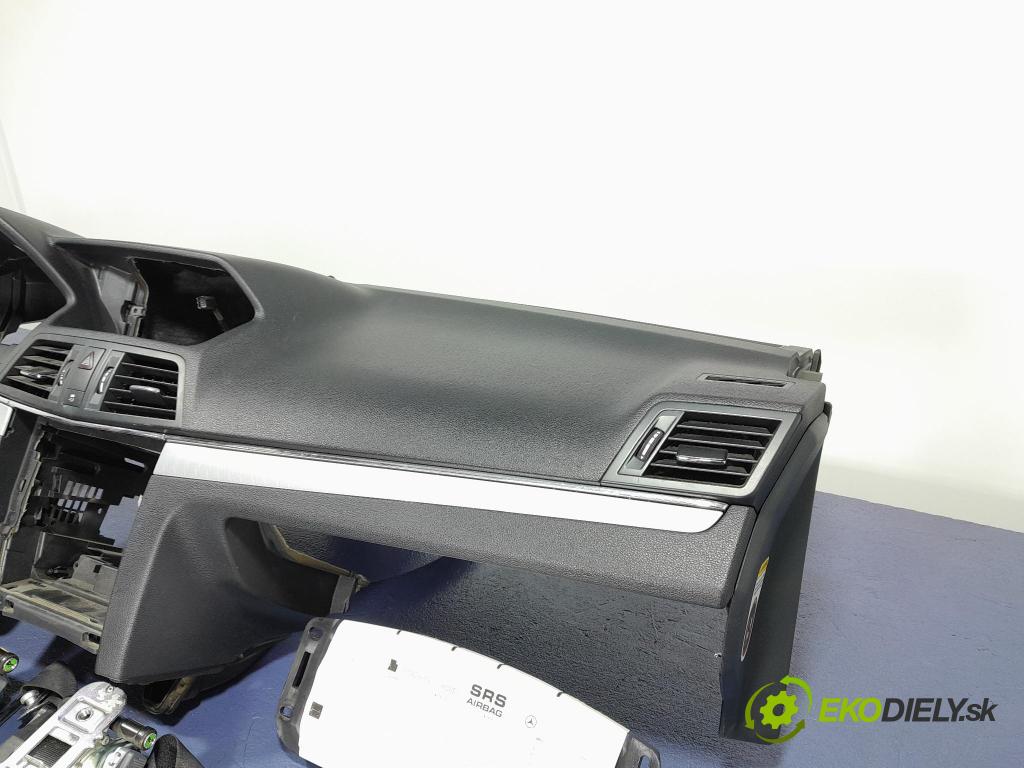 Mercedes E-klasa 2009 kokpit,přistrojova deska 01