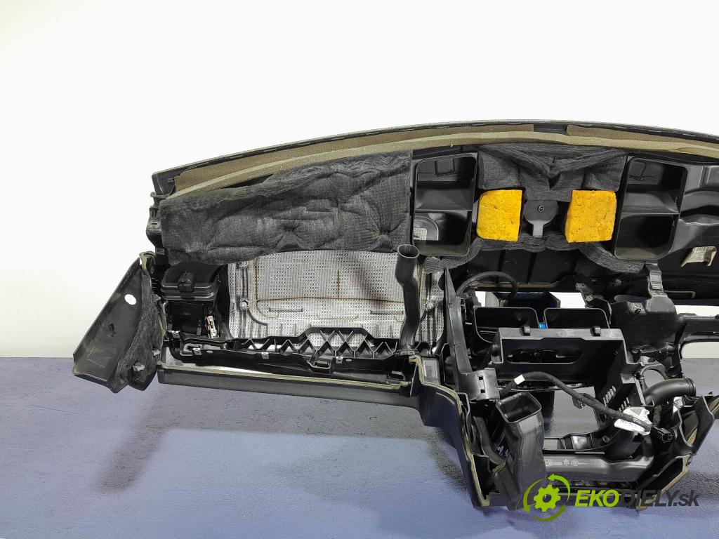 Mercedes E-klasa 2009 kokpit,přistrojova deska 01