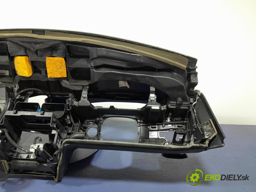 Mercedes E-klasa 2009 kokpit,přistrojova deska 01