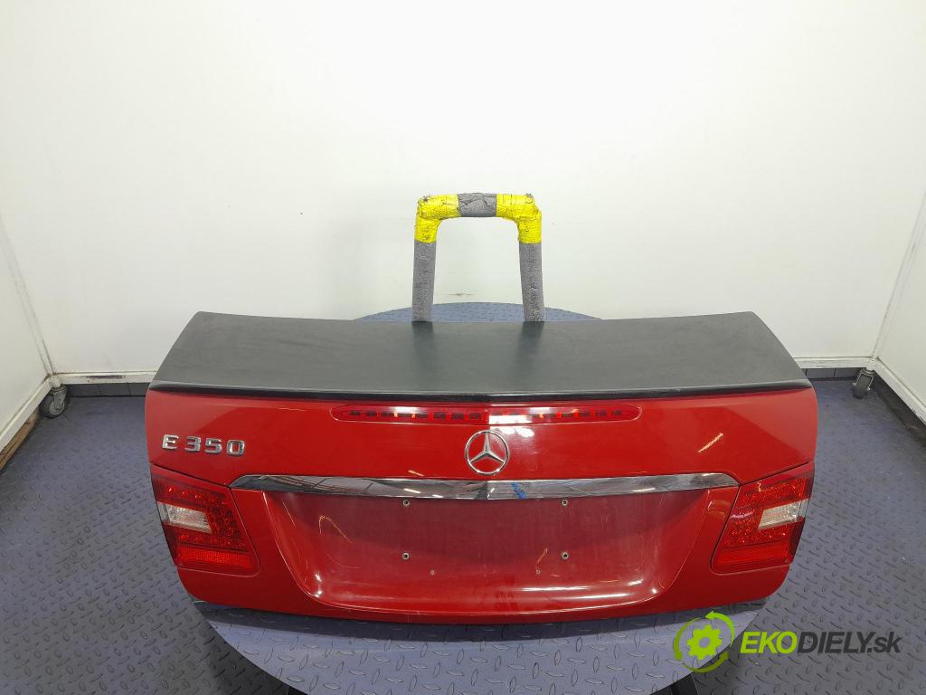 Mercedes E-klasa 2010 zadna dveře kufra: kufra: 01