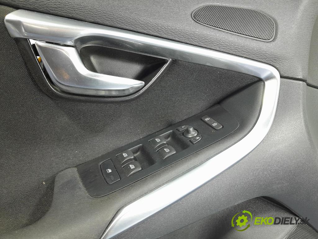 Volvo V40 2015 Čalounictví: dvere Predné ľavá 1303816