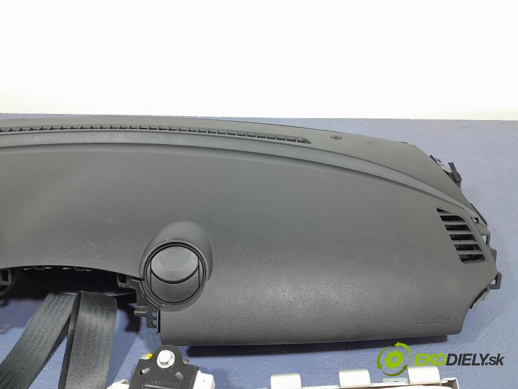 Mazda 2 2010 kokpit,přistrojova deska