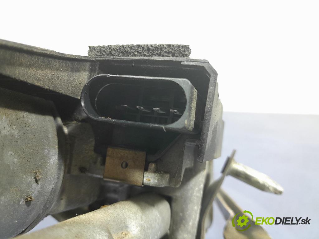 Volvo V40 2015 mechanismus motorek Stěrače: před 31378574