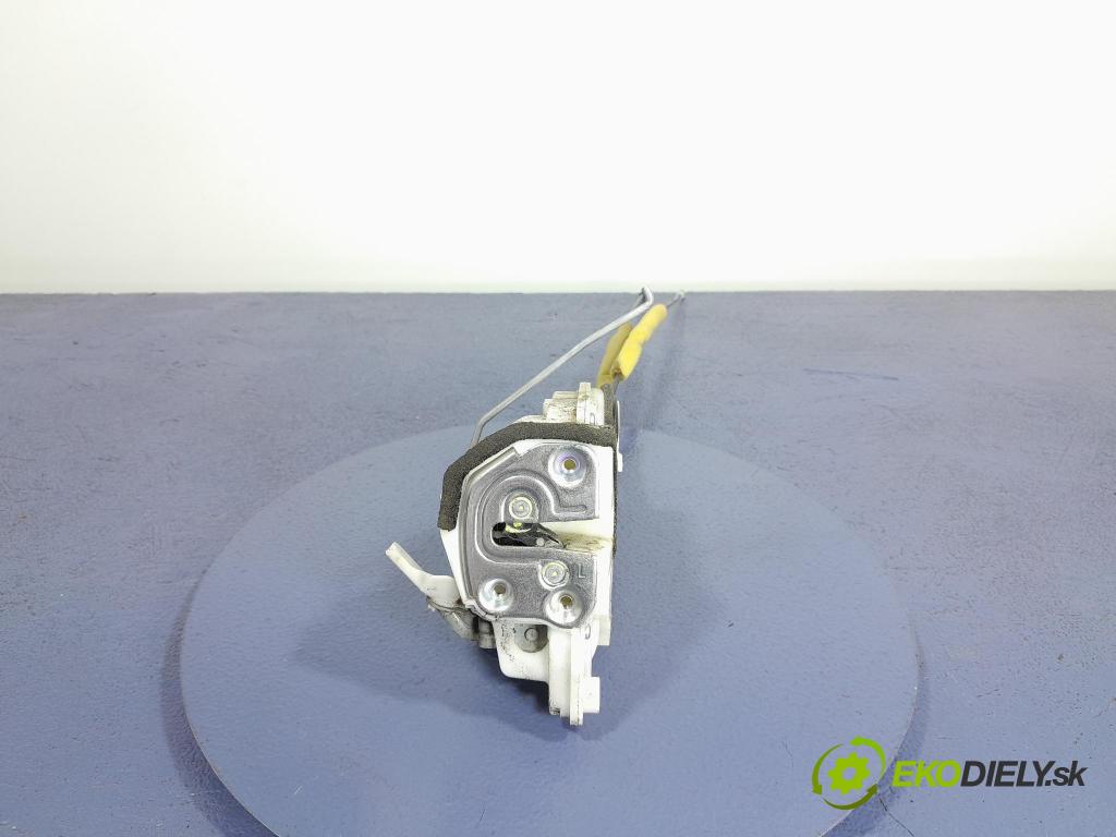 Mazda 2 2010 zámek dveře před Levý: