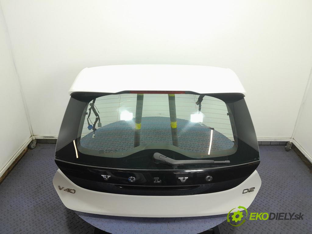 Volvo V40 2015 zadní dveře kufra: kufr