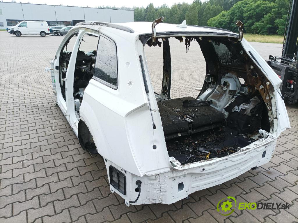 Audi Q7 2017 blatnik Zad: Levý: