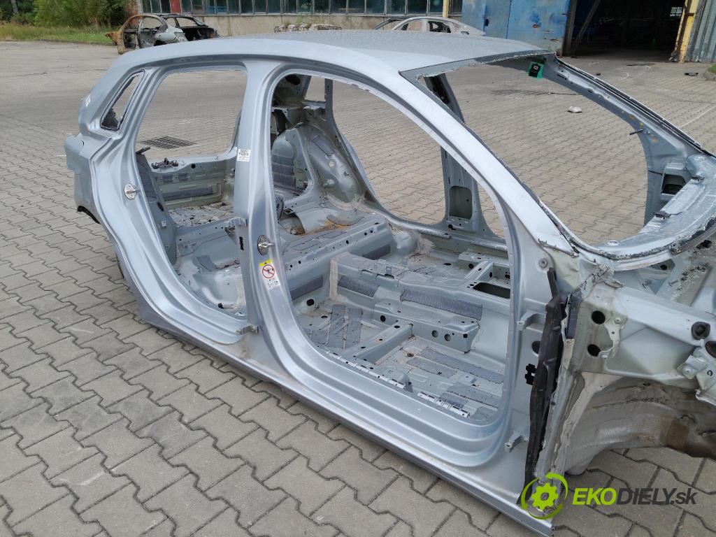 Audi A3 2021 práh v pravo: